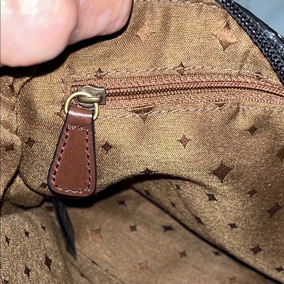 Fossil Supple Black Leather Shoulder/Crossbody Bag w/Front Zip Pocket - Picture 9 of 10